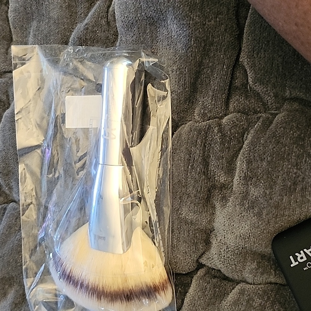 It Cosmetics highlighter brush